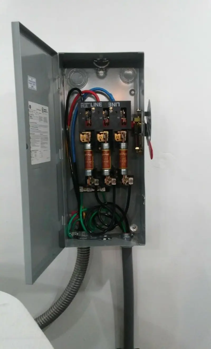 Three-phase disconnect switch installed for Smoke Detector Installation in Fort Meade